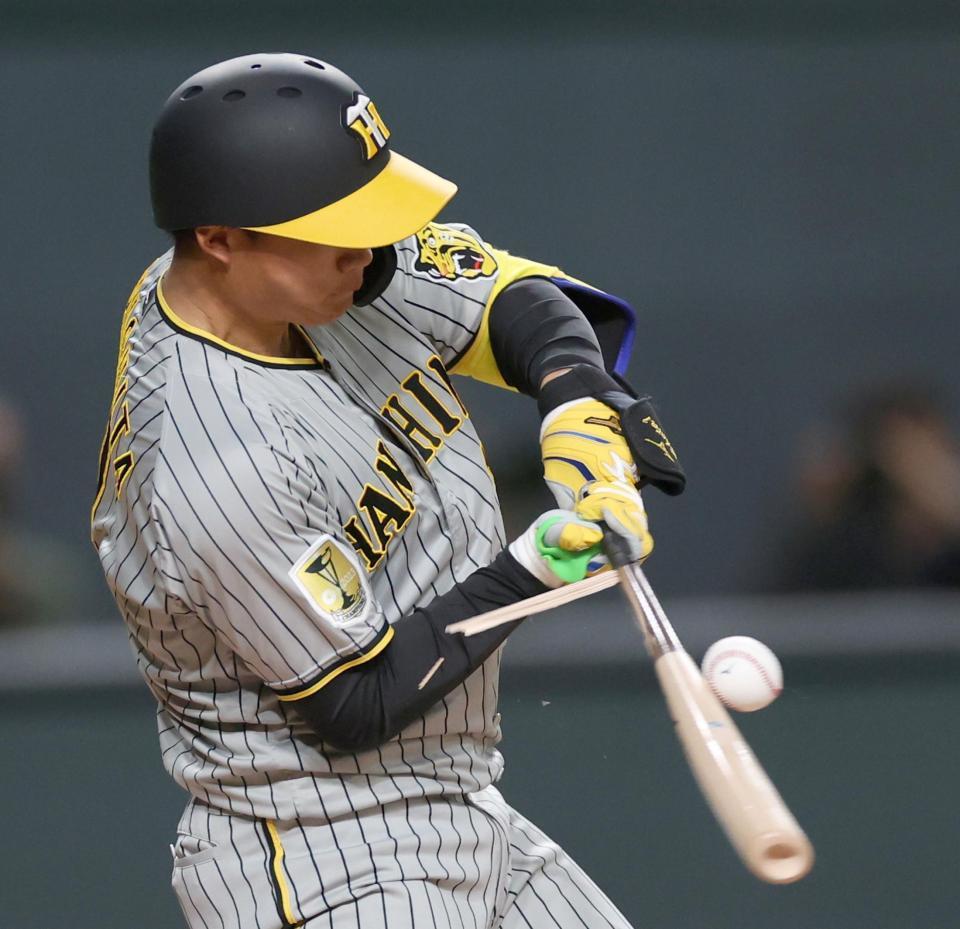 　１回、１番の森下はバットを折られ凡打に倒れる（撮影・田中太一）