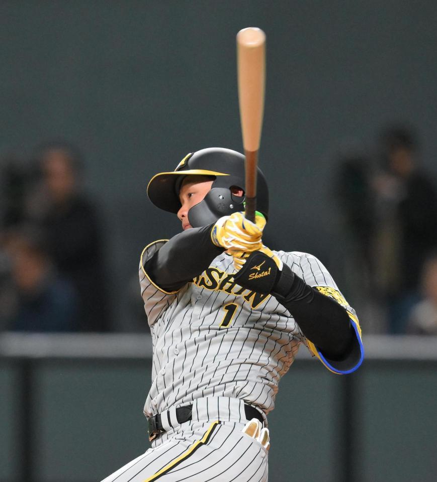 　５回、森下が中前打を放つ（撮影・堀内翔）