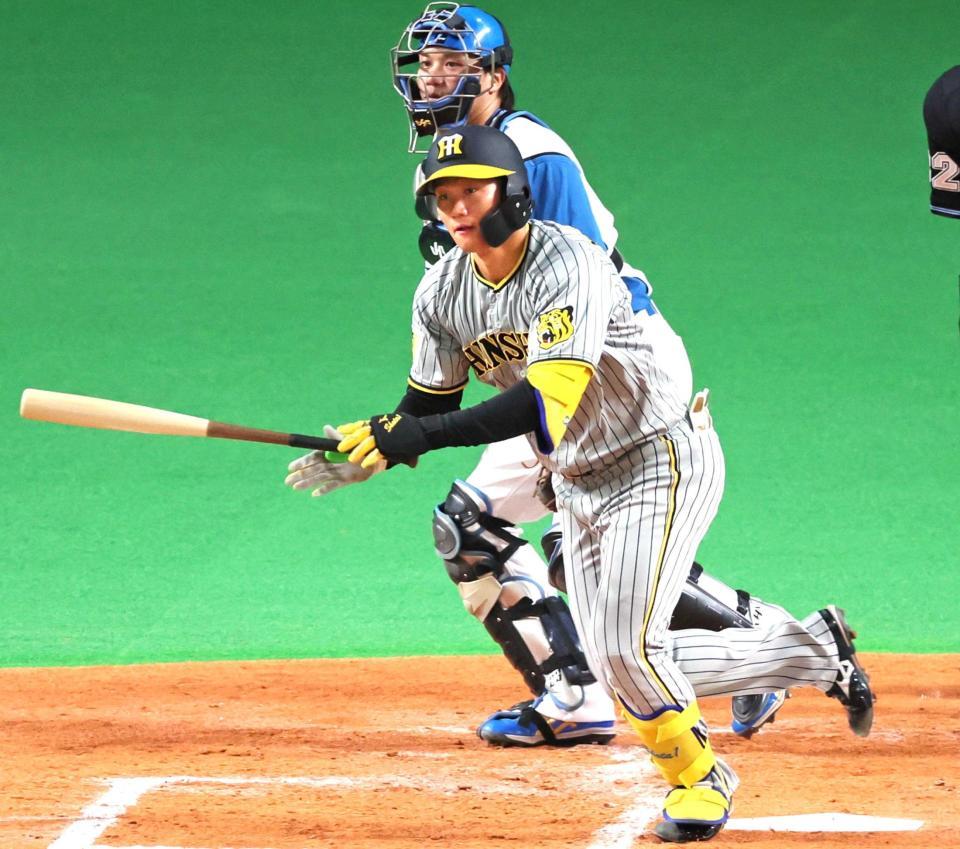 　４回、右前打を放つ森下（撮影・立川洋一郎）