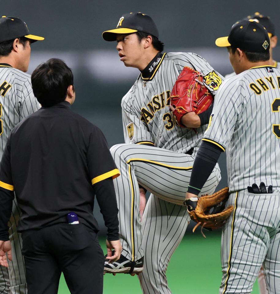 　３回、打球を足に当てる才木（撮影・田中太一）