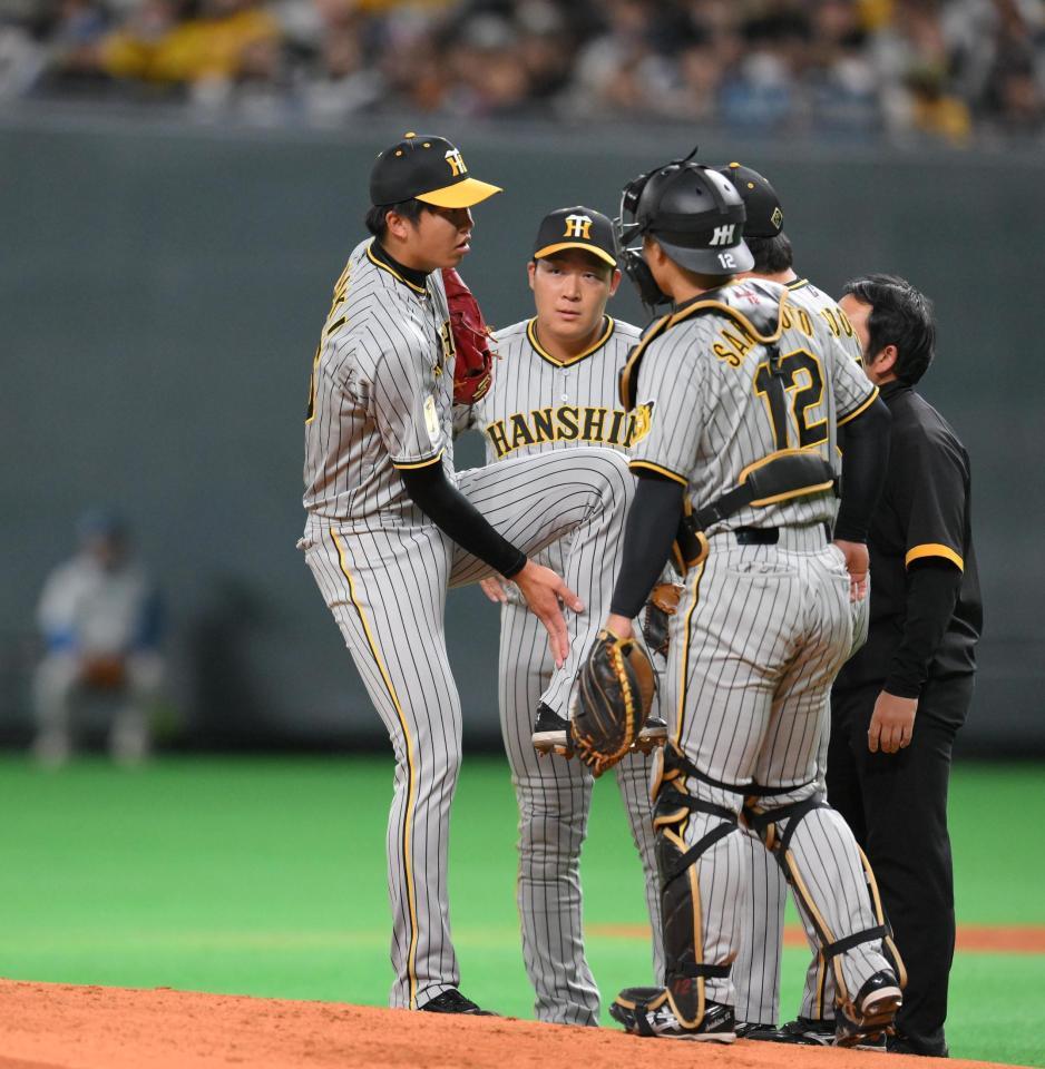 　３回、打球が直撃した左足を触る才木（撮影・堀内翔）