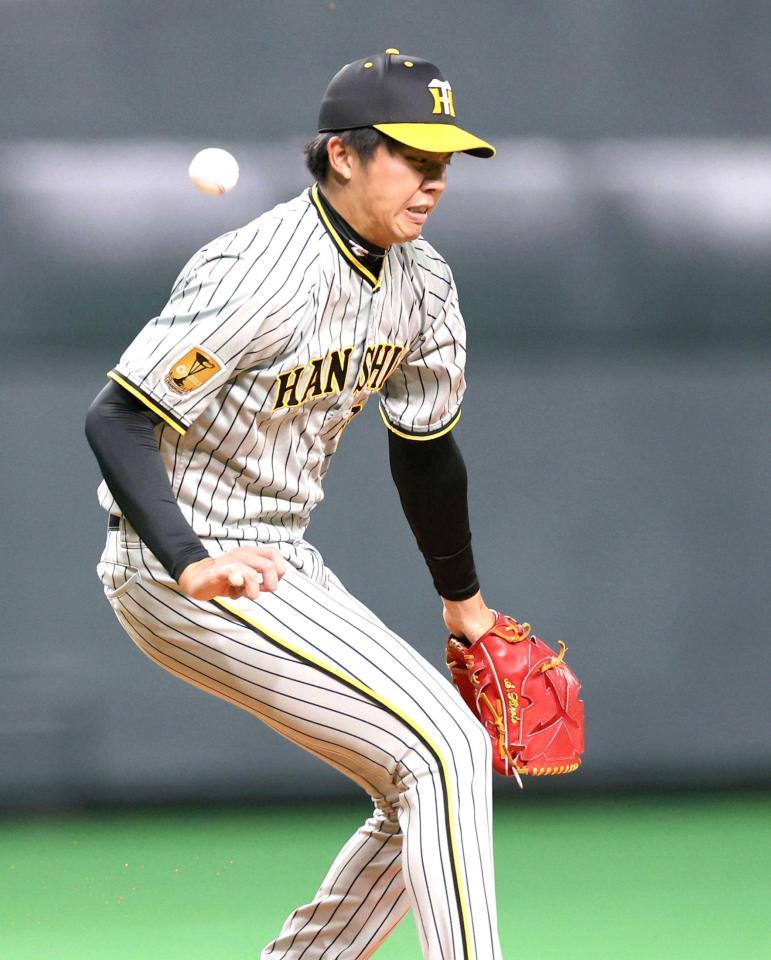 　３回、足に打球を当てる才木（撮影・田中太一）