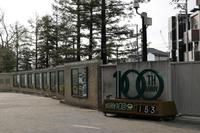 　甲子園１００年の装飾が施された球場周辺の施設（阪神甲子園球場提供）