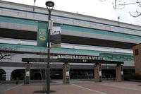 　阪神甲子園駅前のウェルカムゲートに施された１００周年の装飾（阪神甲子園球場提供）