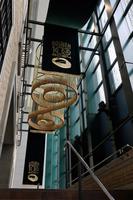 　７、８号門付近の吹き抜けに掲げられた大型タペストリー（阪神甲子園球場提供）