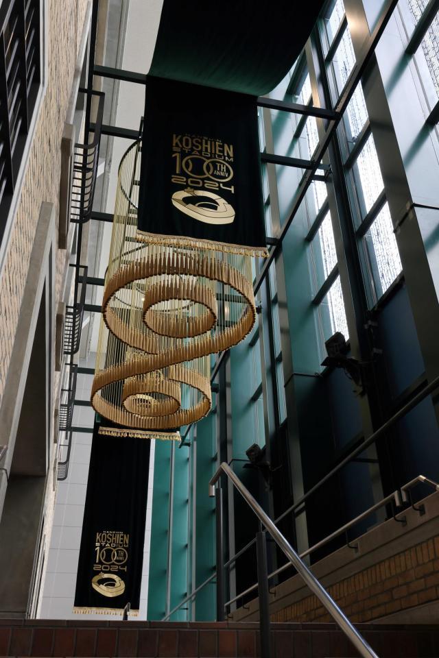 　７、８号門付近の吹き抜けに掲げられた大型タペストリー（阪神甲子園球場提供）