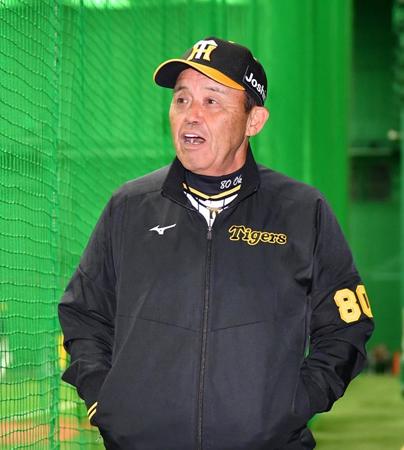 　特打を見終え、引き揚げる岡田監督（撮影・中田匡峻）