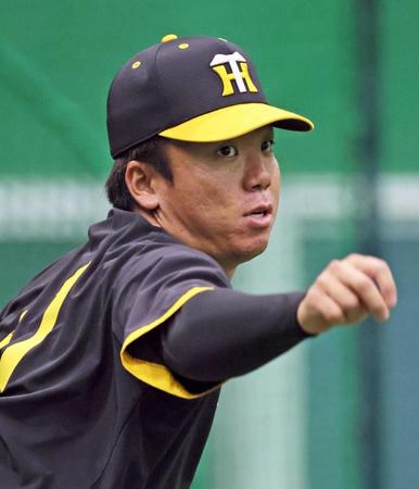 　キャッチボールをして調整する村上（撮影・立川洋一郎）