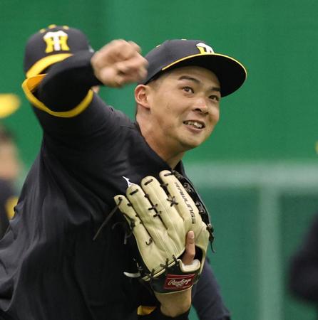 　ノックを受け送球する井上（撮影・田中太一）