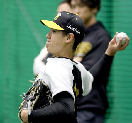 　キャッチボールで調整する石黒（撮影・田中太一）