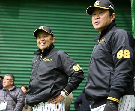 　安藤コーチ（右）と話す岡田監督（撮影・田中太一）