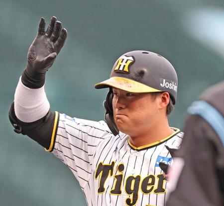 　２回、右前打を放ち、ベンチに向かって手を挙げる前川（撮影・中田匡峻）