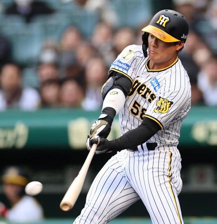 　２回、安打を放つ前川（撮影・田中太一）