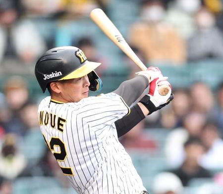 　２回、中前打を放つ井上（撮影・中田匡峻）