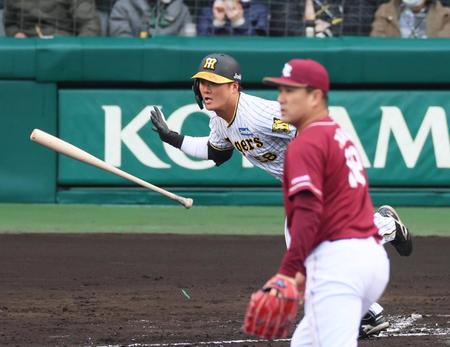 　２回、右前打を放つ前川。投手は田中将（撮影・立川洋一郎）