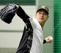 　キャッチボールする大竹（撮影・田中太一）