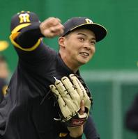 　ノックを受け送球する井上（撮影・田中太一）