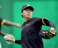 　キャッチボールで調整する津田（撮影・田中太一）