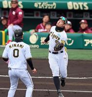 　２回、阿部の飛球を落球する三塁手・佐藤輝（撮影・立川洋一郎）
