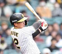 　２回、中前打を放つ井上（撮影・中田匡峻）