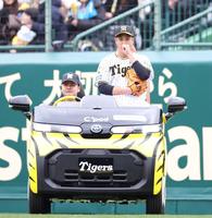 　６回から３番手で登板した大竹（右）＝撮影・中田匡峻