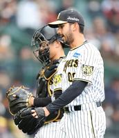 　８回を投げ終えたゲラ（右）は坂本と話ながらベンチに戻る（撮影・中田匡峻）