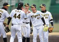 　５回から登板し、９回まで２安打無失点の好投を見せた村上はナインとタッチをかわす（撮影・坂部計介）