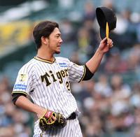 　３回、島内に死球を当て、帽子をとって謝る伊藤将（撮影・田中太一）