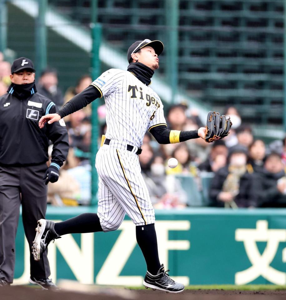 　２回、阿部の飛球を落球する佐藤輝（撮影・中田匡峻）