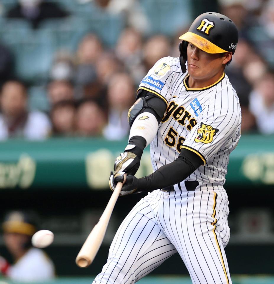 　２回、安打を放つ前川（撮影・田中太一）