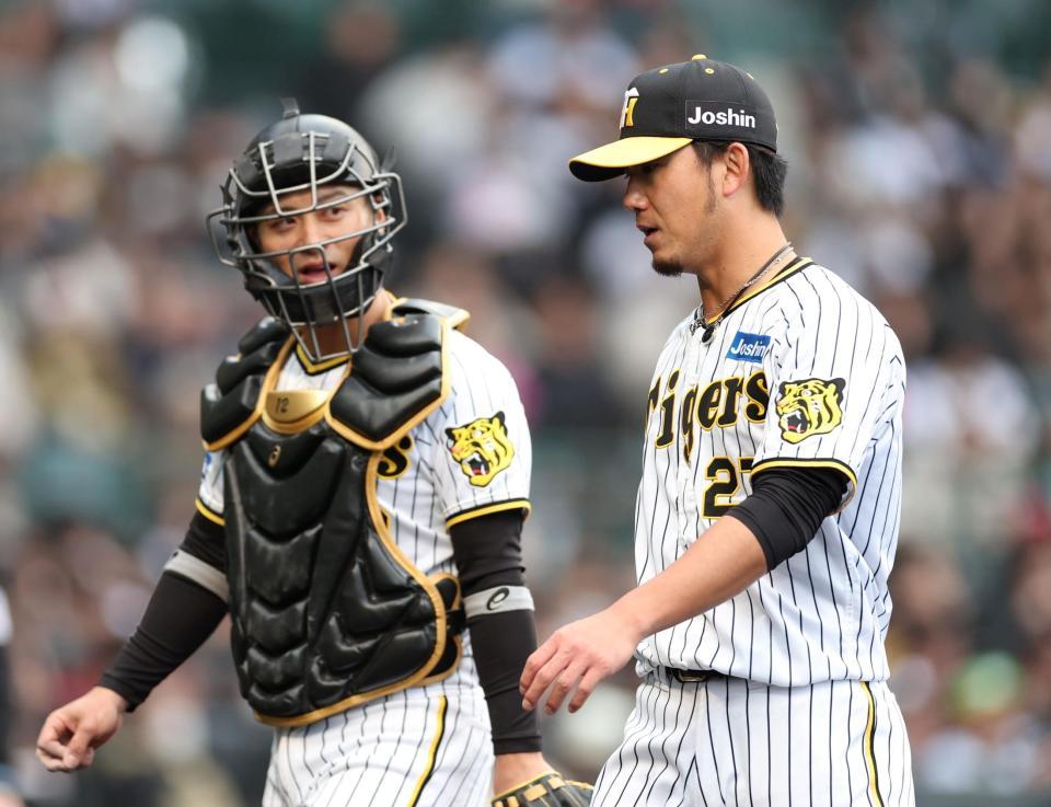 　１回を投げ終え、坂本（左）と話をしながらベンチに戻る伊藤将（撮影・中田匡峻）