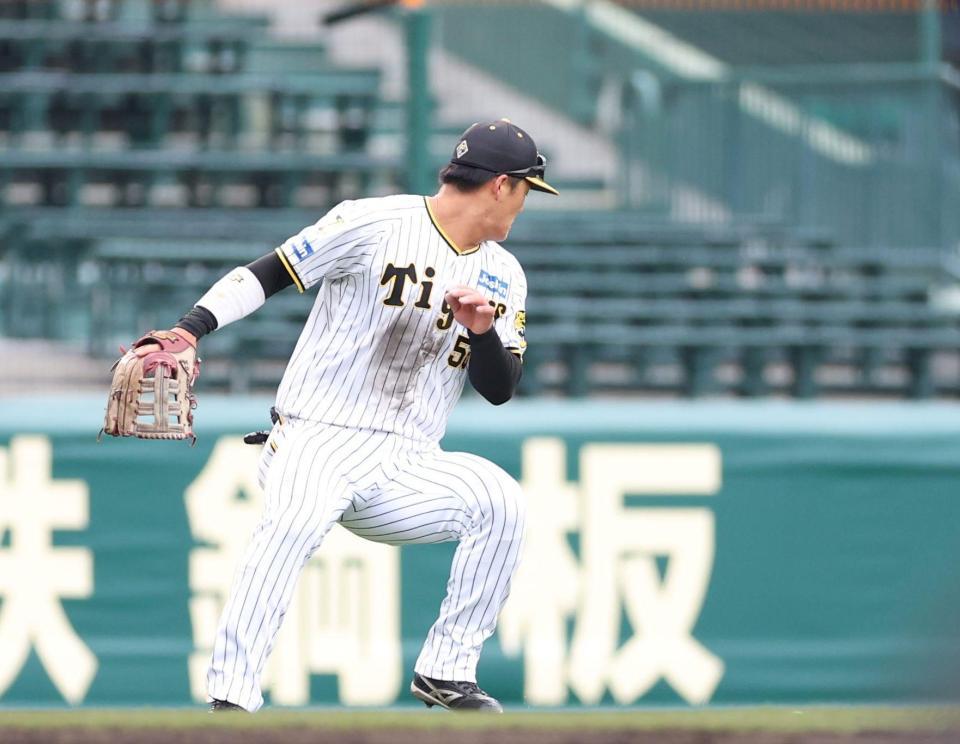 　５回、渡辺佳の左前打を後逸する前川（撮影・中田匡峻）