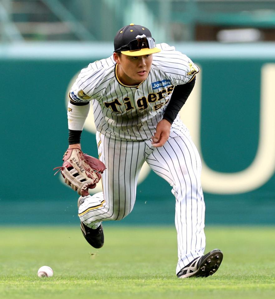 　５回、渡辺佳の打球をファンブルし生還を許す前川（撮影・田中太一）