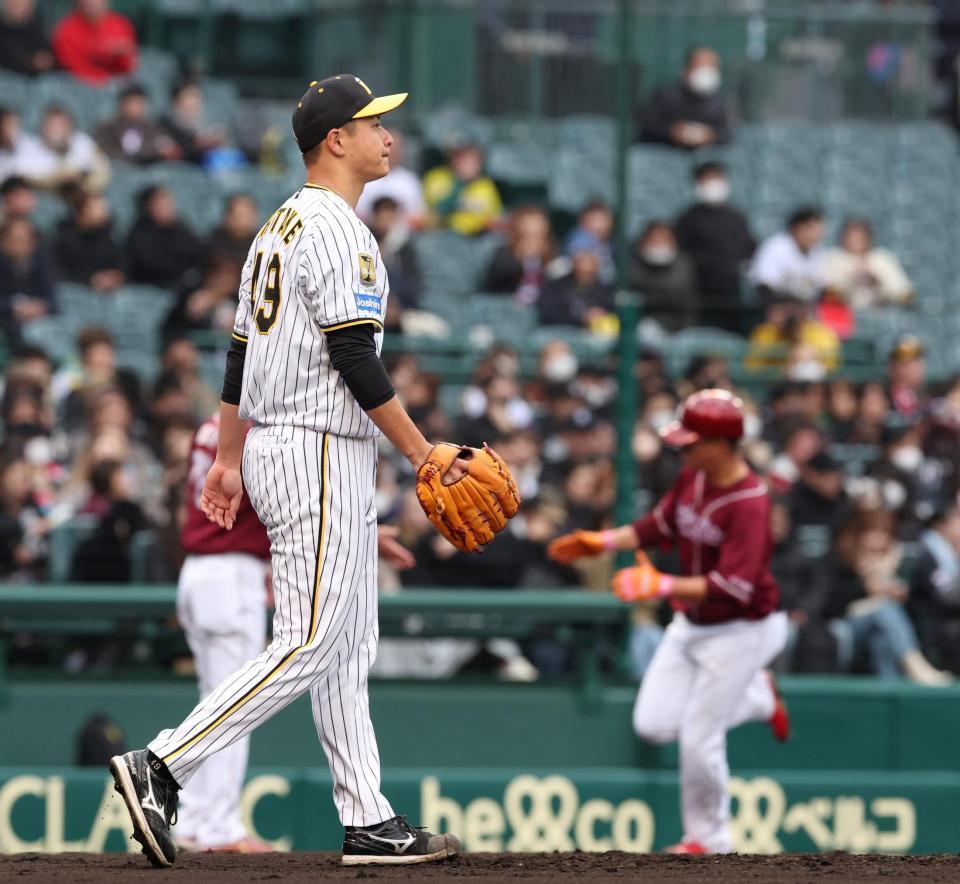 　７回、渡辺佳（後方右）に右越えソロを浴びた大竹（撮影・中田匡峻）