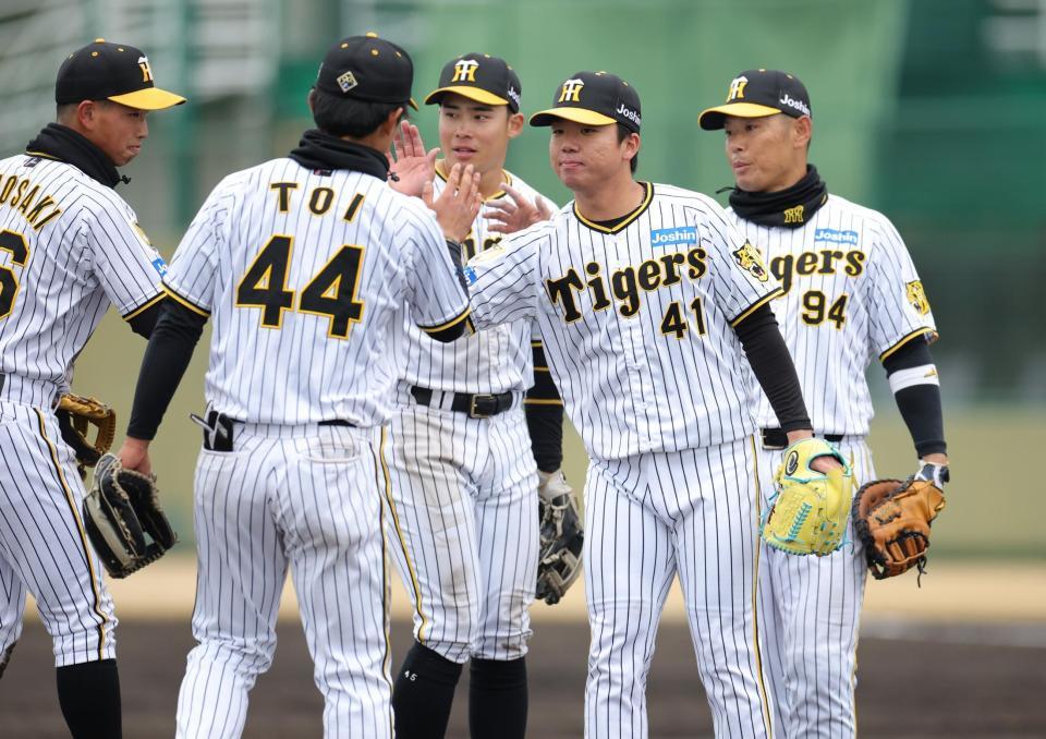 　５回から登板し、９回まで２安打無失点の好投を見せた村上はナインとタッチをかわす（撮影・坂部計介）