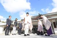 　西宮神社を参拝に訪れた（左から）粟井球団社長、岡田監督、杉山オーナー（撮影・石井剣太郎）