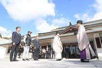 　西宮神社を参拝に訪れた（左から）粟井球団社長、岡田監督、杉山オーナー（撮影・石井剣太郎）