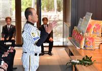 　必勝祈願で柏手を打つ岡田監督（撮影・中田匡峻）