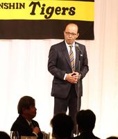 　杉山オーナー（手前左）らの前であいさつをする岡田監督（撮影・中田匡峻）