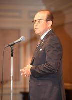 　挨拶する岡田監督（撮影・石井剣太郎）