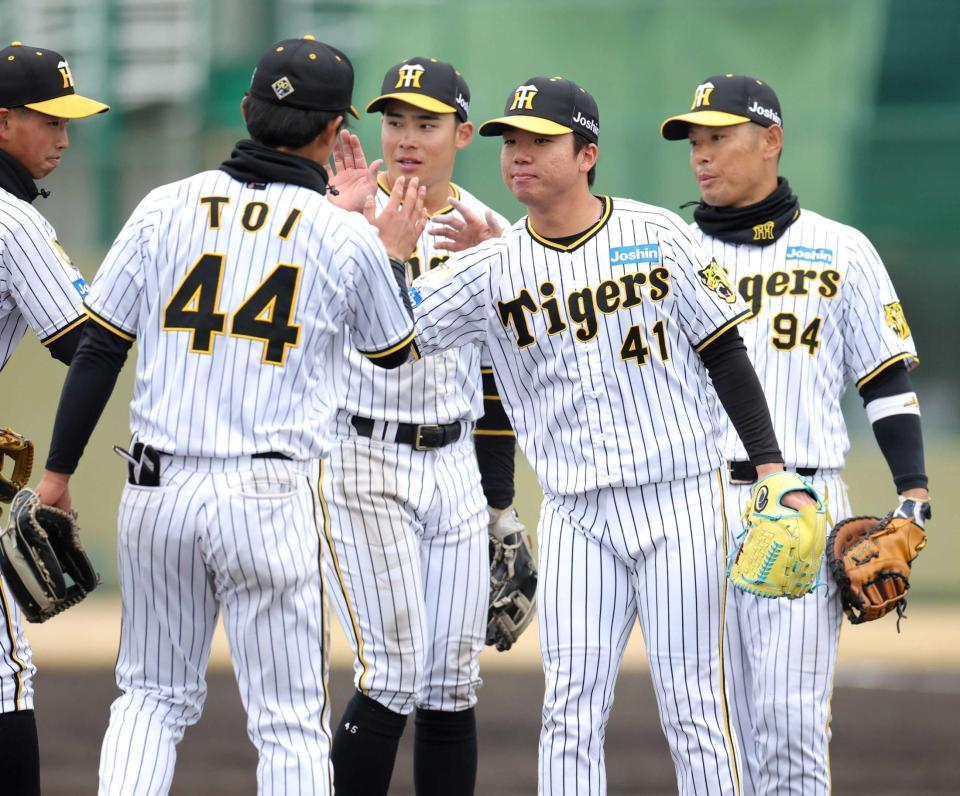 　６回から試合終了まで投げ切った村上（４１）＝撮影・坂部計介