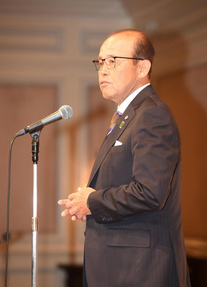 　挨拶する岡田監督（撮影・石井剣太郎）