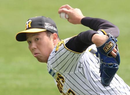 　キャッチボールで調整する青柳（撮影・田中太一）