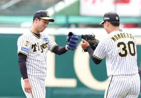 　キャッチボールを終え、門別（右）とタッチを交わす青柳（撮影・中田匡峻）