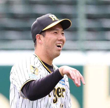 　キャッチボールを終え、笑顔を見せる青柳（撮影・中田匡峻）