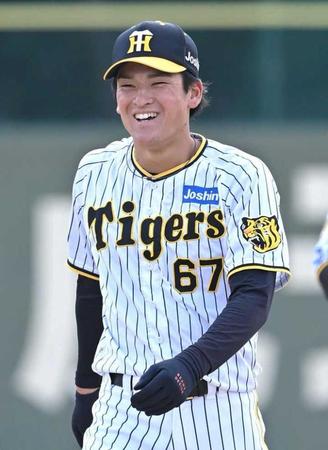 　笑顔を見せる高寺（撮影・石井剣太郎）