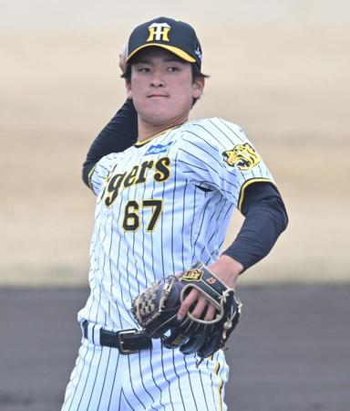 　シートノックで返球する高寺（撮影・石井剣太郎）