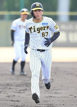 　練習で汗を流す高寺（撮影・石井剣太郎）
