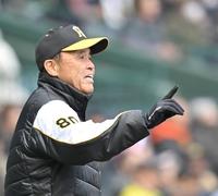 ３回を終え、選手交代を告げる阪神・岡田彰布監督＝甲子園（撮影・北村雅宏）