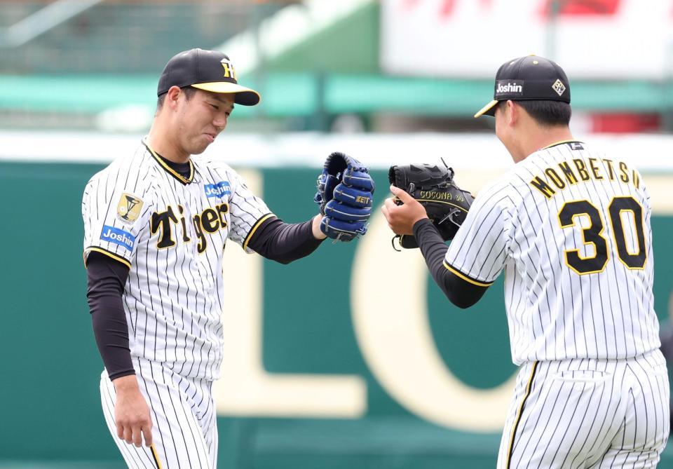 　キャッチボールを終え、門別（右）とタッチを交わす青柳（撮影・中田匡峻）